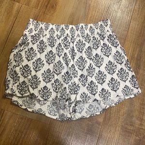 Mossimo black and cream flower shorts size large